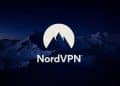 Logotipo de NordVPN sobre un paisaje de montañas nevadas al atardecer.