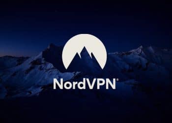 Logotipo de NordVPN sobre un paisaje de montañas nevadas al atardecer.