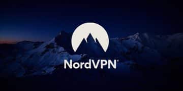Logotipo de NordVPN sobre un paisaje de montañas nevadas al atardecer.