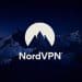 Logotipo de NordVPN sobre un paisaje de montañas nevadas al atardecer.