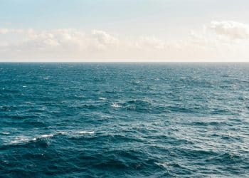 Vista del océano con olas bajo un cielo parcialmente nublado – Mundo Chido