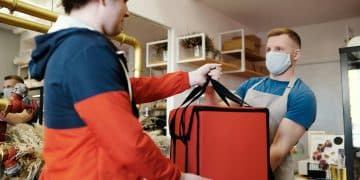 Repartidor entrega bolsa térmica de comida a trabajador en un restaurante, imagen de servicio a domicilio – Mundo Chido