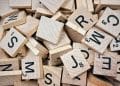 Fichas de Scrabble con letras apiladas – Mundo Chido