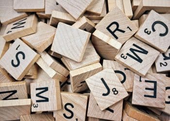 Fichas de Scrabble con letras apiladas – Mundo Chido