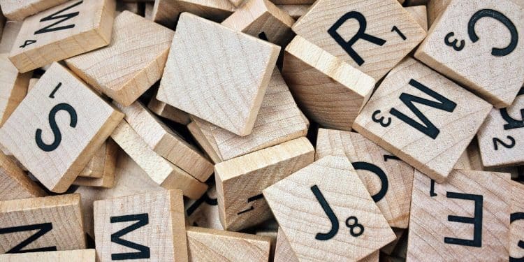 Fichas de Scrabble con letras apiladas – Mundo Chido
