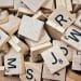 Fichas de Scrabble con letras apiladas – Mundo Chido