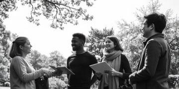 Grupo de jóvenes conversando al aire libre bajo un árbol en un parque, imagen en blanco y negro – Mundo Chido