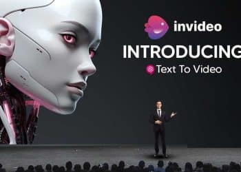 Presentación de InVideo con una pantalla que muestra un robot humanoide y un presentador anunciando la función 'Text to Video'.