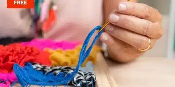 Mano tejiendo con lana azul en un telar de colores con etiqueta 'Free' en la esquina.