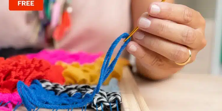 Mano tejiendo en telar de colores – Mundo Chido - Planeta Cortes Mano tejiendo con lana azul en un telar de colores con etiqueta 'Free' en la esquina.
