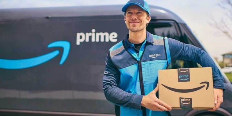 Repartidor de Amazon Prime sosteniendo un paquete frente a una furgoneta con logo de Prime. Imagen usada en Mundo Chido para ilustrar los beneficios de Amazon Prime.