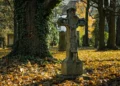 Cementerio histórico con tumbas antiguas