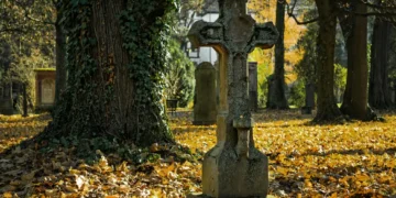 Cementerio histórico con tumbas antiguas