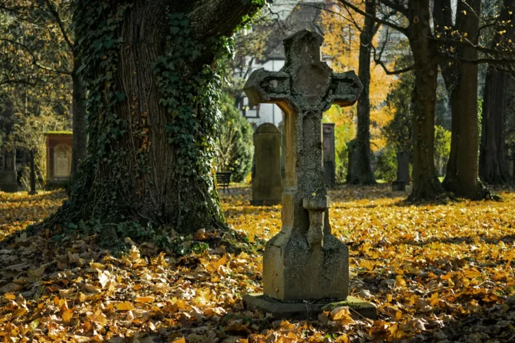 Cementerio histórico con tumbas antiguas