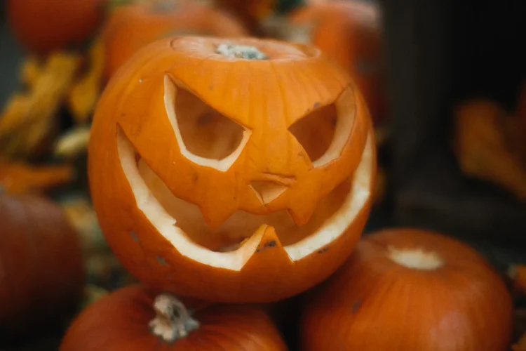 Calabazas de Halloween talladas encendidas en la noche