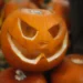 Calabazas de Halloween talladas encendidas en la noche