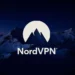 Logotipo de NordVPN sobre un paisaje de montañas nevadas al atardecer.