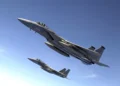 Aviones de combate F-15 volando en formación