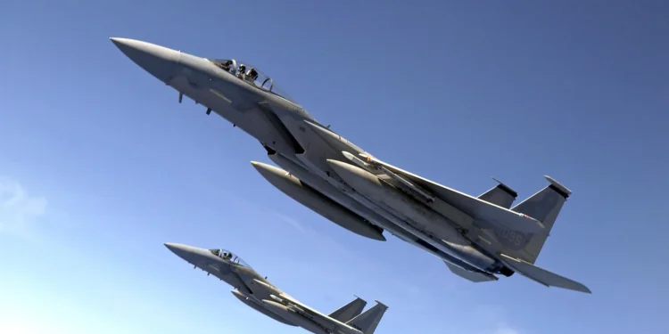 Aviones de combate F-15 volando en formación