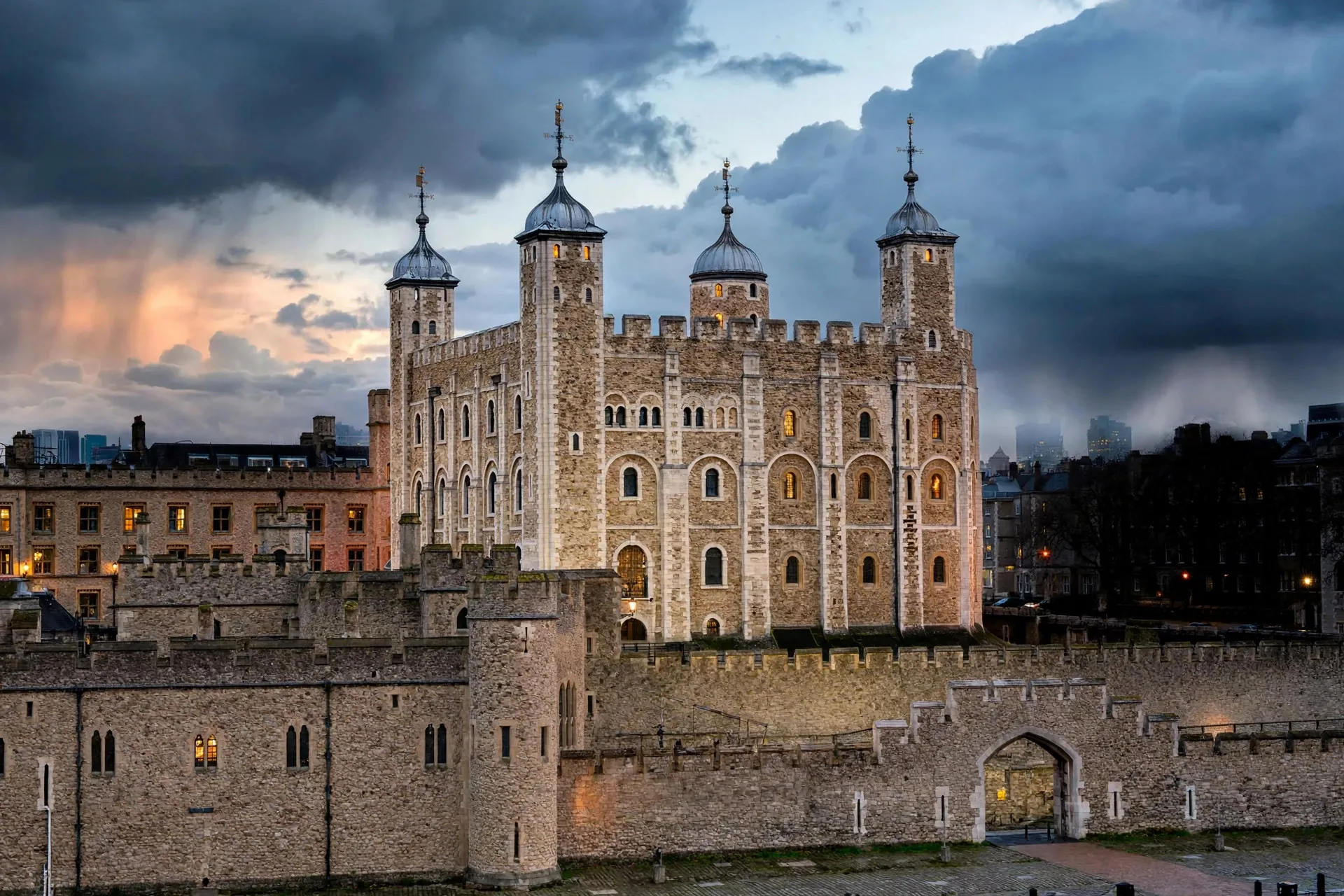 Fortaleza de la Torre de Londres con cielo nublado