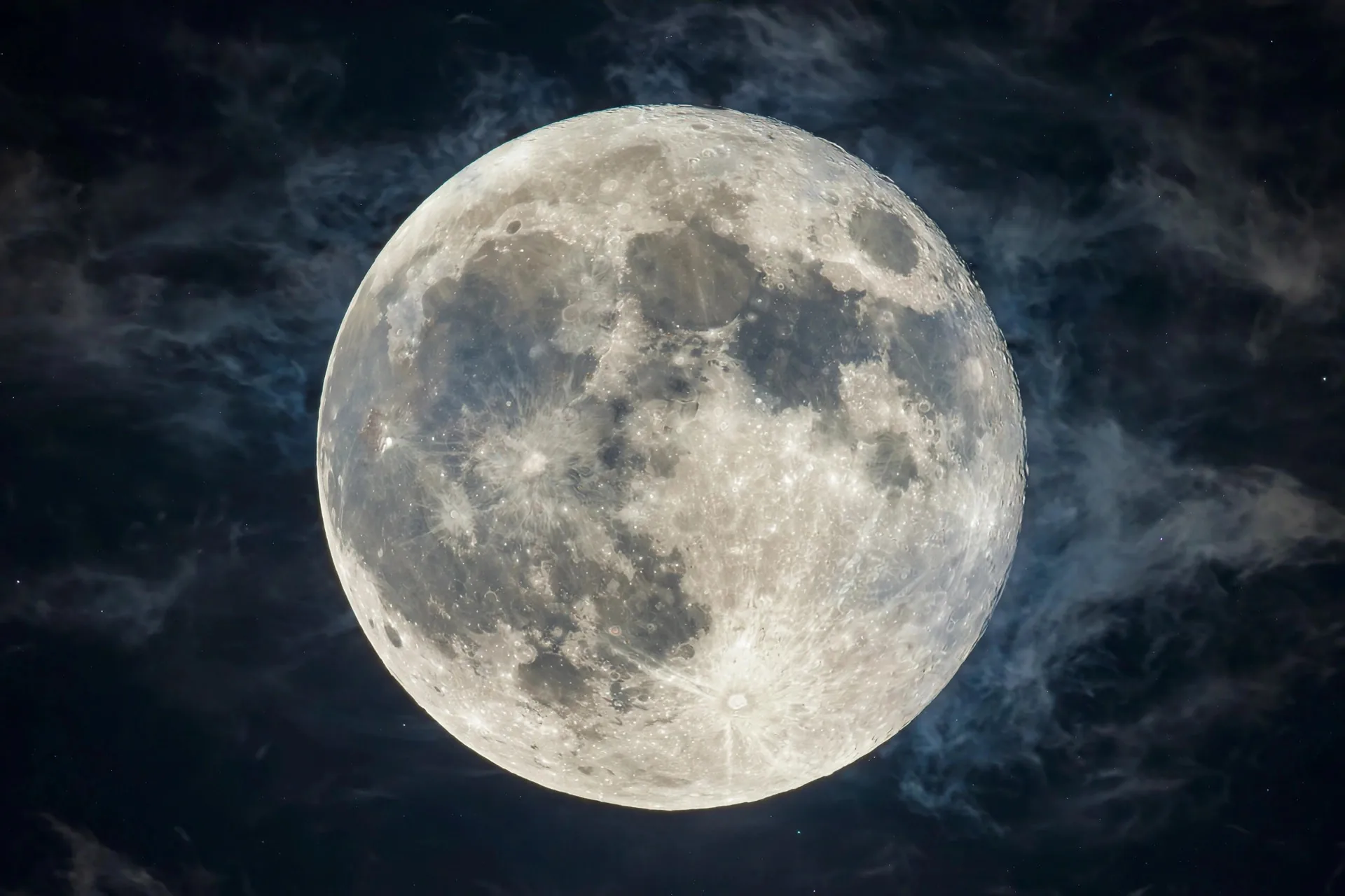 Detalle de la superficie de la luna llena con cráteres visibles