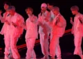 BTS actuando en concierto durante la gira Love Yourself