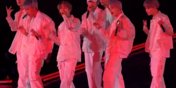 BTS actuando en concierto durante la gira Love Yourself
