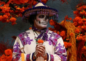 Catrina con cempasúchil y velas encendidas