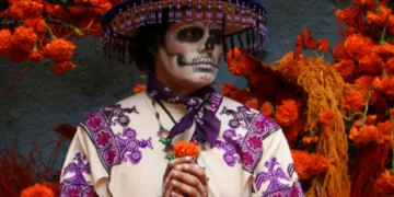 Catrina con cempasúchil y velas encendidas