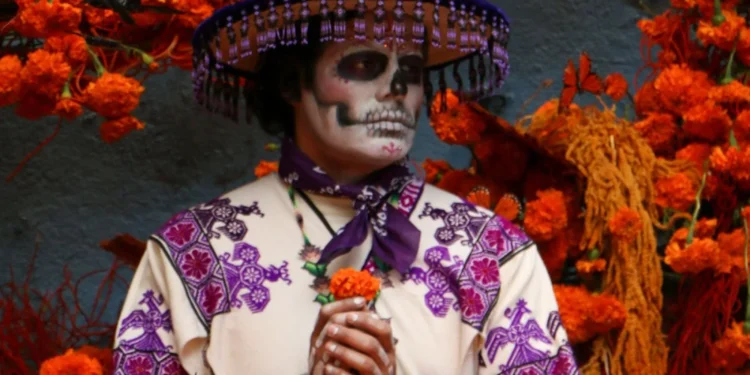 Catrina con cempasúchil y velas encendidas