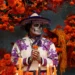 Catrina con cempasúchil y velas encendidas