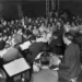 Estudiantes bailando en un baile de graduación (prom)