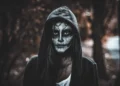 Persona con maquillaje de terror de calavera