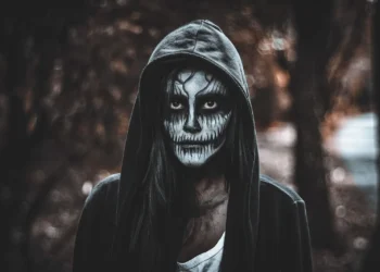 Persona con maquillaje de terror de calavera