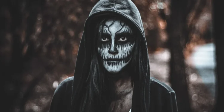 Persona con maquillaje de terror de calavera
