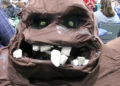 Persona disfrazada de Clayface, el villano de arcilla de DC Comics