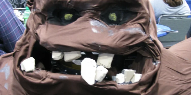 Persona disfrazada de Clayface, el villano de arcilla de DC Comics