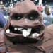 Persona disfrazada de Clayface, el villano de arcilla de DC Comics