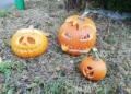 Calabaza tallada de Halloween iluminada de noche
