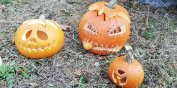 Calabaza tallada de Halloween iluminada de noche