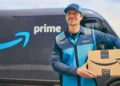 Repartidor de Amazon Prime sosteniendo un paquete frente a una furgoneta con logo de Prime. Imagen usada en Mundo Chido para ilustrar los beneficios de Amazon Prime.