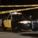 Auto de policía con cinta de precaución de noche