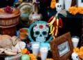Ofrenda de Día de Muertos con flores de cempasúchil