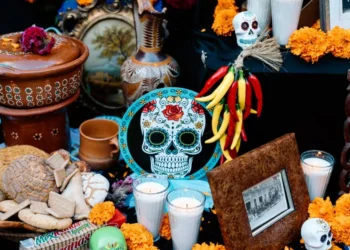 Ofrenda de Día de Muertos con flores de cempasúchil