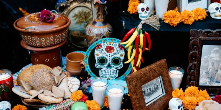 Ofrenda de Día de Muertos con flores de cempasúchil