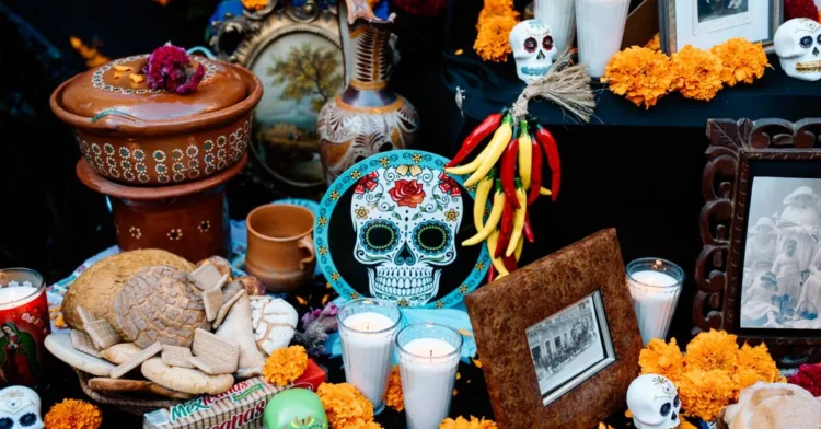 Ofrenda de Día de Muertos con flores de cempasúchil