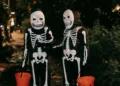 Dos disfraces de esqueleto para Halloween