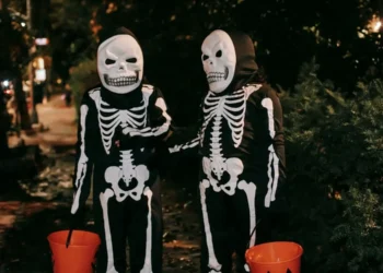 Dos disfraces de esqueleto para Halloween