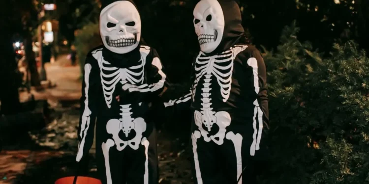 Dos disfraces de esqueleto para Halloween