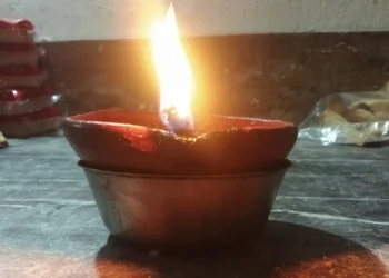 Lámpara de aceite diya encendida durante la celebración de Diwali